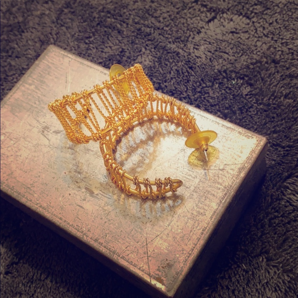 3/10$🛍 Gold Wire Hoop Earrings